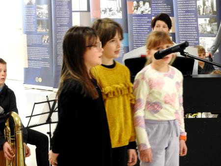 Tretješolke Manca_ Klara in Lili so zapele pesem Slovenija od kot lepote tvoje_Na citrah jih je spremljala Špela Štular